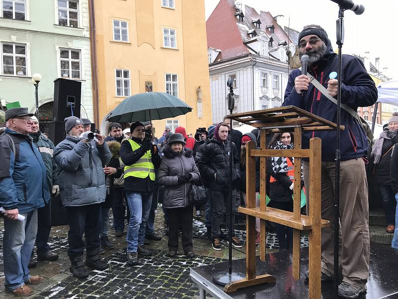 Lidé po 28 letech znovu zacinkali klíči. Nelíbí se jim způsob odvolání starosty