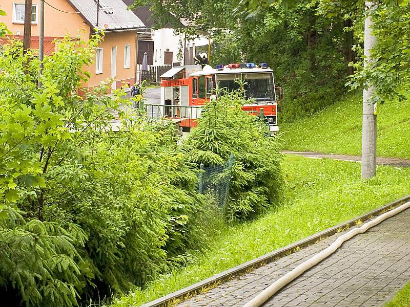 Požár družiny byl námětem společného mezinárodního hasičského cvičení v Lubech. Některé z dětí vyděsili hasiči v maskách, jiné to vzaly sportovně.