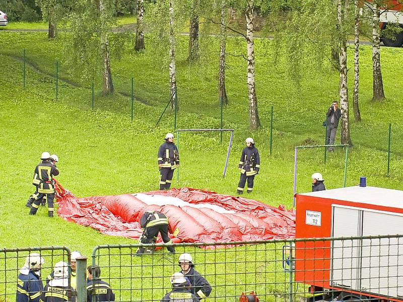 Požár družiny byl námětem společného mezinárodního hasičského cvičení v Lubech. Některé z dětí vyděsili hasiči v maskách, jiné to vzaly sportovně.