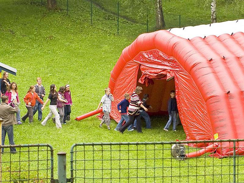 Požár družiny byl námětem společného mezinárodního hasičského cvičení v Lubech. Některé z dětí vyděsili hasiči v maskách, jiné to vzaly sportovně.