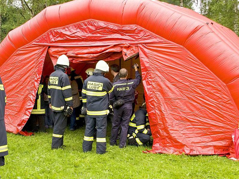 Požár družiny byl námětem společného mezinárodního hasičského cvičení v Lubech. Některé z dětí vyděsili hasiči v maskách, jiné to vzaly sportovně.