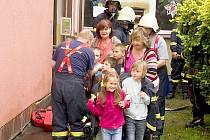 Požár družiny byl námětem společného mezinárodního hasičského cvičení v Lubech. Některé z dětí vyděsili hasiči v maskách, jiné to vzaly sportovně.