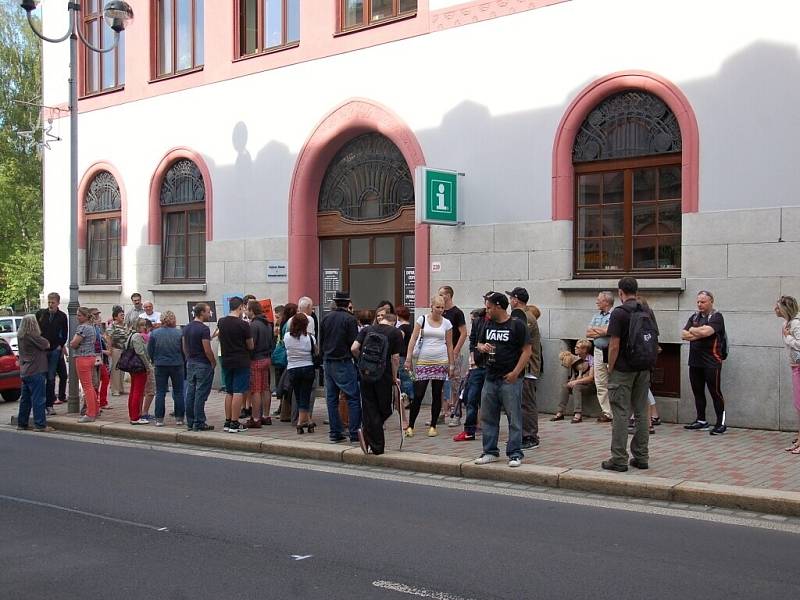 Na protestní akci proti zrušení ašského gymnázia před knihovnu v Aši dorazilo několik desítek lidí. 