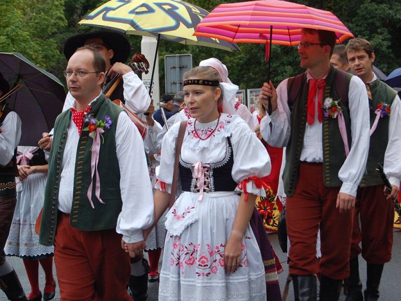 MARIÁNKY PATŘILY FOLKLORU. Mezinárodní folklorní festival Mariánský podzim se tradičně uskutečnil v Mariánských Lázních. Kromě vystoupení na kolonádě nebo v anglikánském kostele měli místní i hosté možnost spatřit krásu lidových krojů při průvodu městem. 