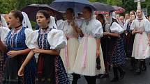 MARIÁNKY PATŘILY FOLKLORU. Mezinárodní folklorní festival Mariánský podzim se tradičně uskutečnil v Mariánských Lázních. Kromě vystoupení na kolonádě nebo v anglikánském kostele měli místní i hosté možnost spatřit krásu lidových krojů při průvodu městem. 