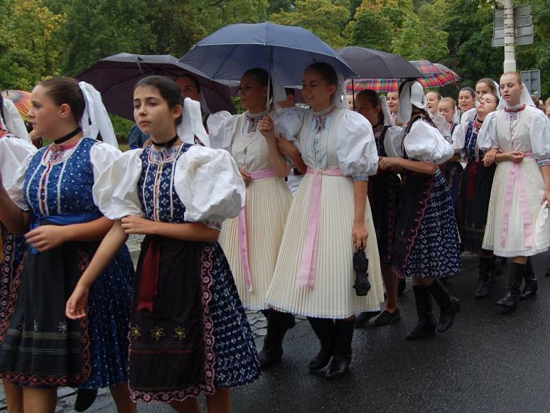 MARIÁNKY PATŘILY FOLKLORU. Mezinárodní folklorní festival Mariánský podzim se tradičně uskutečnil v Mariánských Lázních. Kromě vystoupení na kolonádě nebo v anglikánském kostele měli místní i hosté možnost spatřit krásu lidových krojů při průvodu městem. 