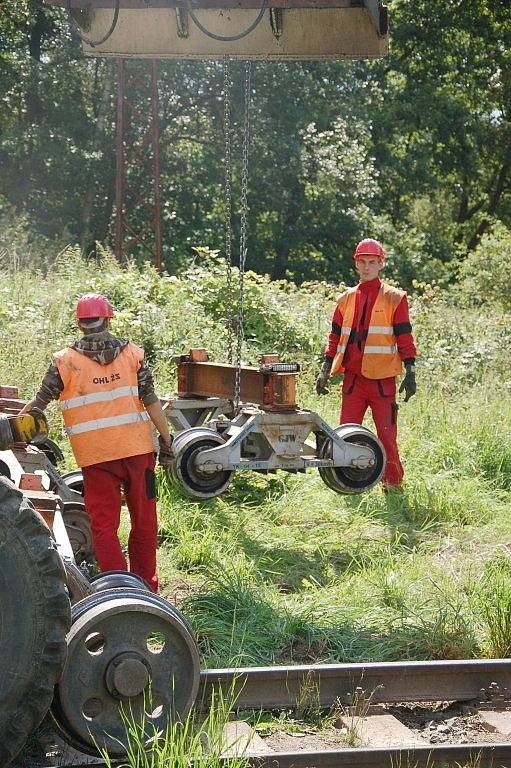 PRÁCE NA POSLEDNÍ ČÁSTI třetího tranzitního koridoru na trati Cheb Cheb státní hranice jsou v plném proudu. Stavebníci právě nyní připravují okolí kolem trati pro novou etapu. 