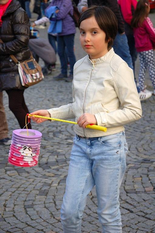 Tradiční lampionový průvod se o víkendu vydal z chebského náměstí do areálu Krajinky. Akci oživil také chebský Mládežnický dechový orchestr. 