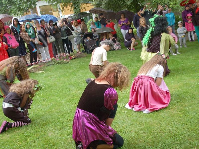 Dvě nové sochy zdobí park u mariánskolázeňského hotelu Krakonoš. Jsou jimi perníková chaloupka se sochou ježibaby a velbloud, který doplnil sochu betléma. 