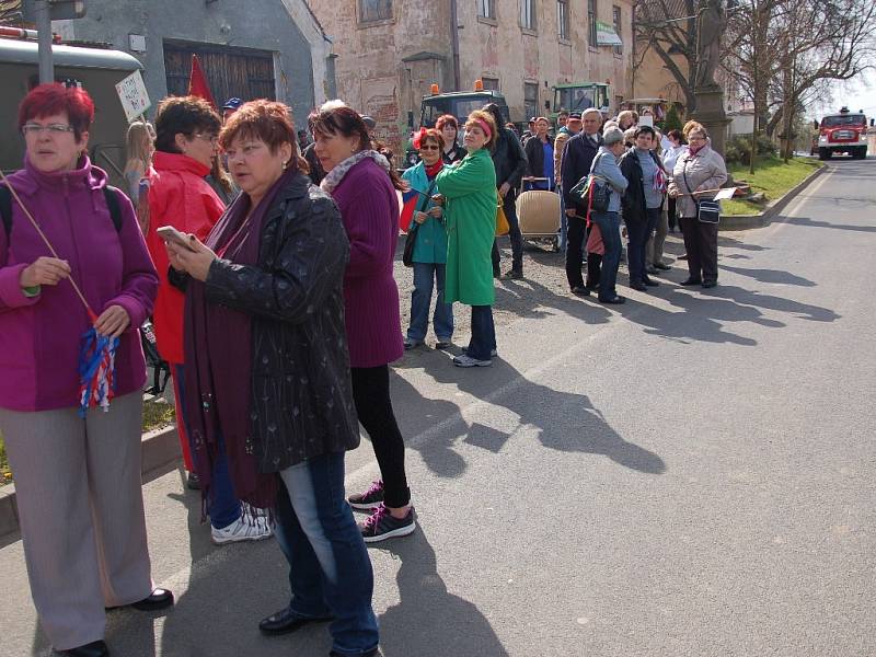 Budovatelské písně znějící z rozhlasu a v průvodu stovky lidí. Tak vypadal v pořadí již třetí ročník oslavy Prvního máje v Novém Kostele na Chebsku.