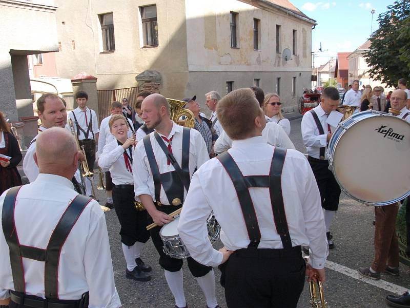 Ukázky hasičské techniky, spanilá jízda traktorů anebo slavnostní průvod městem. To vše bylo součástí letošních velkolepých Slavností města Skalná na Chebsku. 