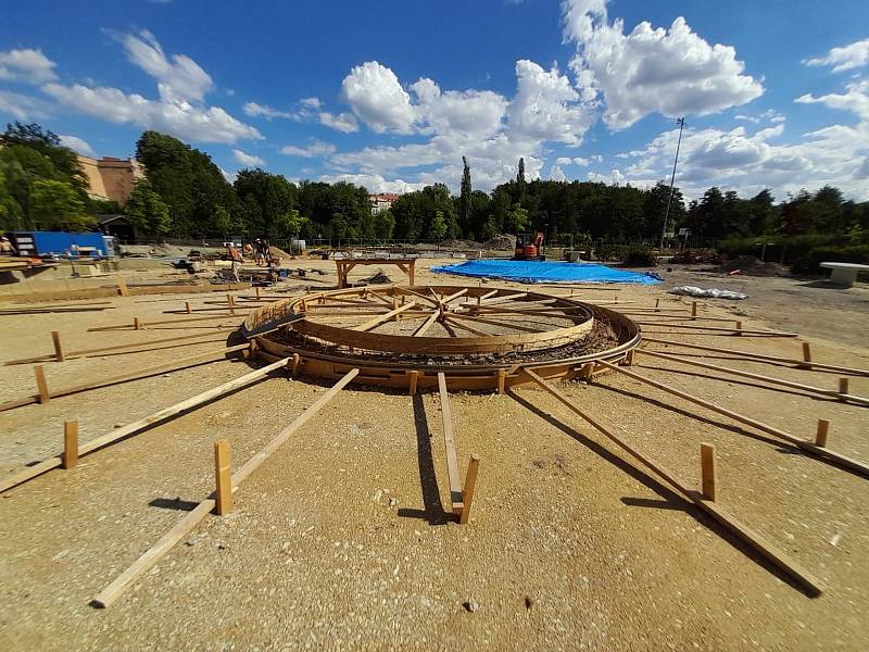 Skatepark je rozdělený zámkovou dlažbou na dvě části. „Té první se říká Plaza, je to velká plocha, která simuluje začátky skateboardingu v Americe. Jedná se o takzvaný Street," vysvětluje Jaroslav Šimáček.