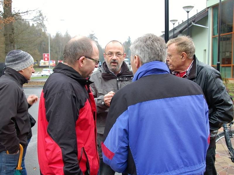 VE SVATÉM KŘÍŽI U CHEBU se setkali čeští a němečtí odpůrci kamionové dopravy a jihovýchodního obchvatu Chebu. 