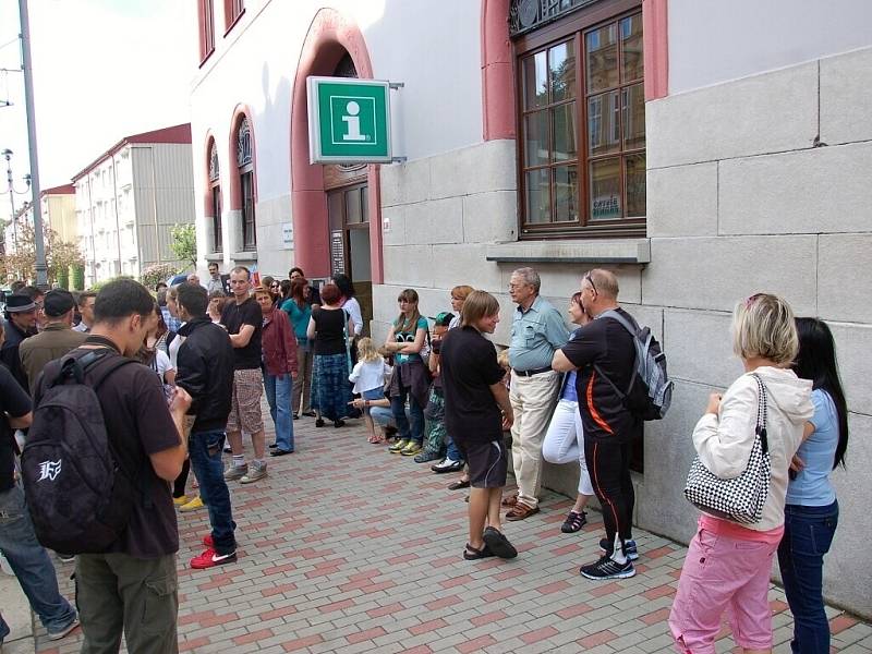 Na protestní akci proti zrušení ašského gymnázia před knihovnu v Aši dorazilo několik desítek lidí. 