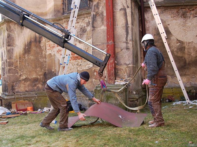 DŘEVĚNÝ KŘÍŽ S KRISTEM z chebského kostela Zvěstování Panny Marie je od čtvrtka u restaurátorů. 