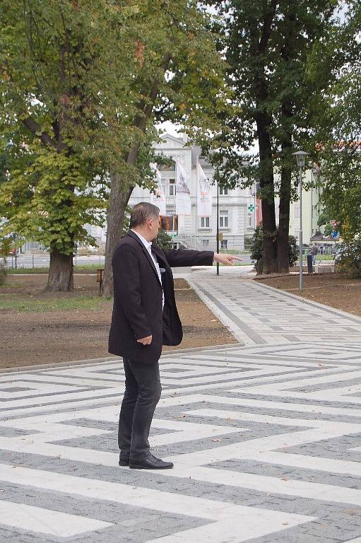 Nové chodníky, lavičky, odpadkové koše i pouliční lampy. Tak to nyní vypadá ve zrekonstruovaných městských sadech v centru města Chebu. 