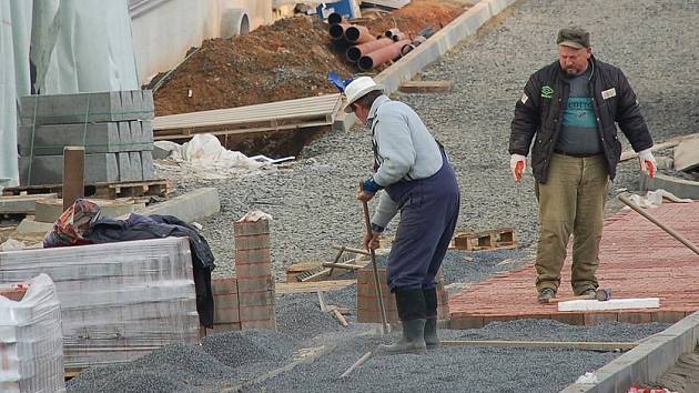 FINIŠUJÍ. Stavební dělníci v chebském obchodním centru Dragoun mají plné ruce práce. První zákazníci tady mají nakupovat už 14. prosince. 