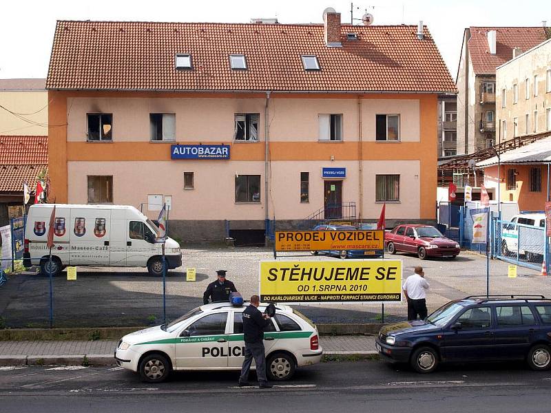 Policisté stále vyšetřují, co stálo za výbuchem v chebské Pivovarské ulici. Vyšetřování komplikuje vážný zdravotní stav lidí, kteří při explozi v domě byli. 