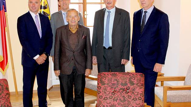 Na oficiální návštěvu Chebu dorazil předseda Senátu Parlamentu České republiky Jaroslav Kubera.