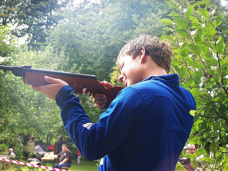 Střelba lukem, prakem a vzduchovkou prověřila um soutěžících v třetím ročníku klání Milíkovský snajper.