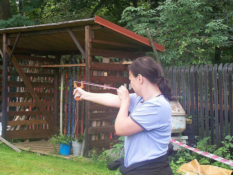Střelba lukem, prakem a vzduchovkou prověřila um soutěžících v třetím ročníku klání Milíkovský snajper.