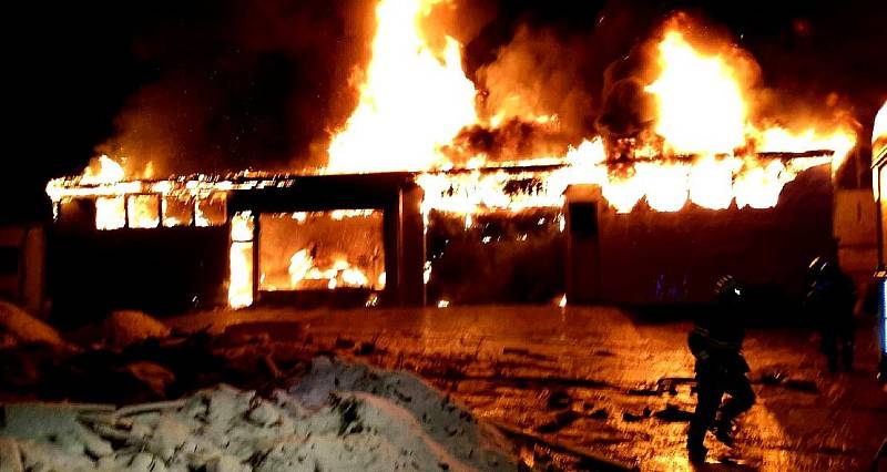Požár v Aši likvidovalo sedm jednotek hasičů.