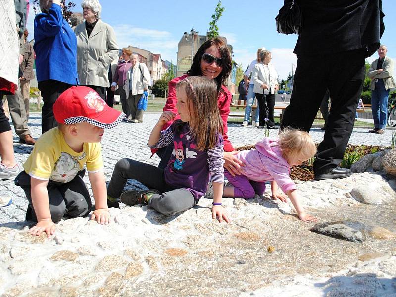  Potůček zurčí, voda teče a největší radost z toho mají děti. Ašské Masarykovo náměstí prošlo celkovou revitalizací a nyní nadešla chvíle, kdy se slavnostně otevřelo veřejnosti. Protíná jej uměle vytvořený potůček.