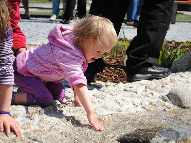  Potůček zurčí, voda teče a největší radost z toho mají děti. Ašské Masarykovo náměstí prošlo celkovou revitalizací a nyní nadešla chvíle, kdy se slavnostně otevřelo veřejnosti. Protíná jej uměle vytvořený potůček.