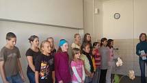 NA NOVĚ ZREKONSTRUOVANOU UČEBNU v Základní škole v Dolním Žandově se přišli podívat žáci i jejich rodiče. 
