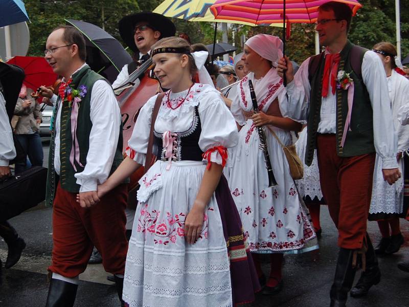 MARIÁNKY PATŘILY FOLKLORU. Mezinárodní folklorní festival Mariánský podzim se tradičně uskutečnil v Mariánských Lázních. Kromě vystoupení na kolonádě nebo v anglikánském kostele měli místní i hosté možnost spatřit krásu lidových krojů při průvodu městem. 