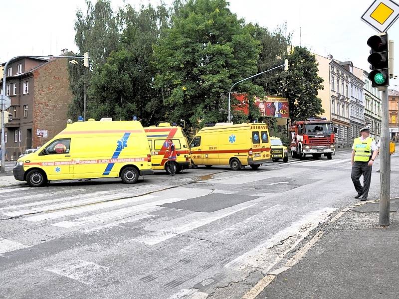 Tři lidi byli zraněni při dopolední dopravní nehodě na chebské křižovatce ulic Evropské a Valdštejnovy.