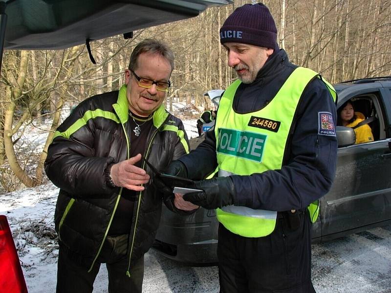 Policisté z Německa a z Čech společně kontrolovali na Chebsku automobily kvůli drogám. 