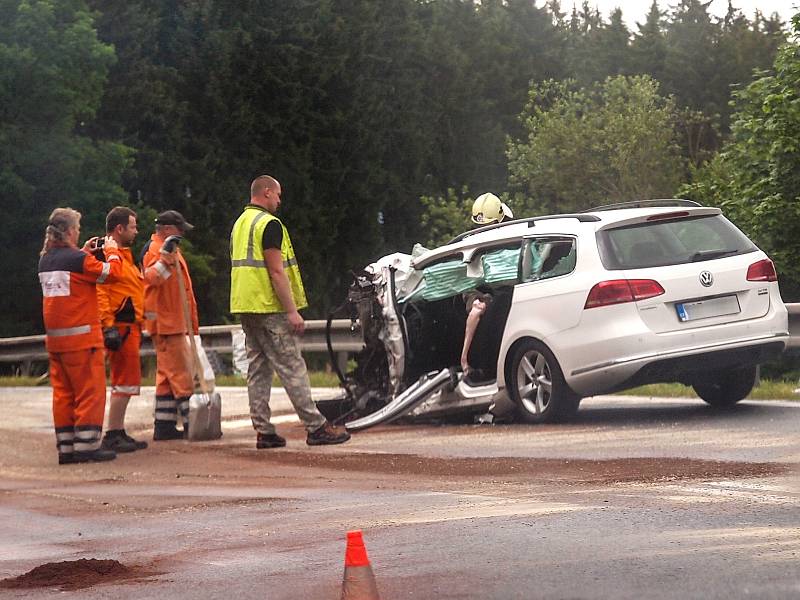 Celkem pět zraněných osob si vyžádala sobotní nehoda osobního automobilu a mikrobusu u Dolního Žandova. 