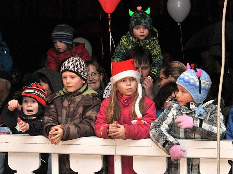 Oblíbenou akci rozsvěcení vánočního stromu pojali ve Františkových Lázních netradičně. 