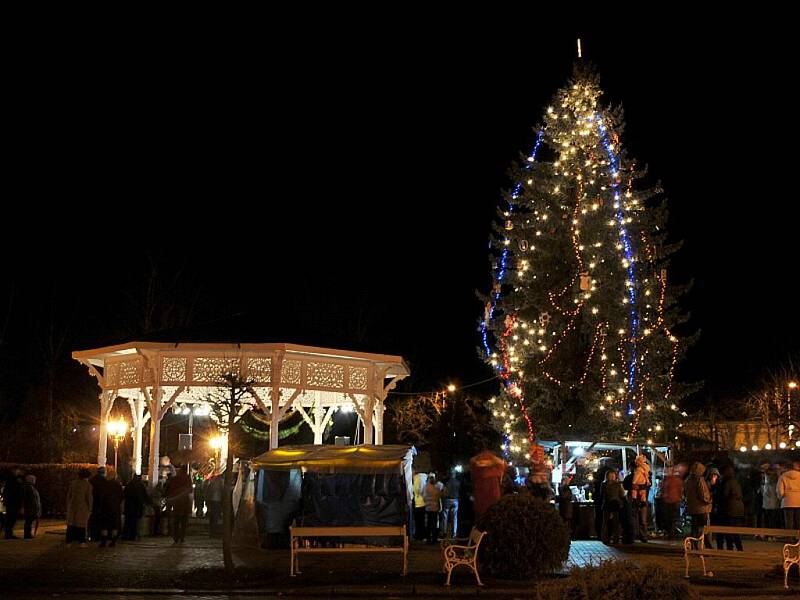 Oblíbenou akci rozsvěcení vánočního stromu pojali ve Františkových Lázních netradičně. 