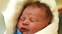 LUKÁŠ HOLEČEK se narodil v pondělí 1. listopadu ve 4.45 hodin. Při narození vážil 3400 gramů a měřil 50 centimetrů. Doma v Aši se z malého Lukáška raduje maminka Lenka spolu s tatínkem Lukášem.