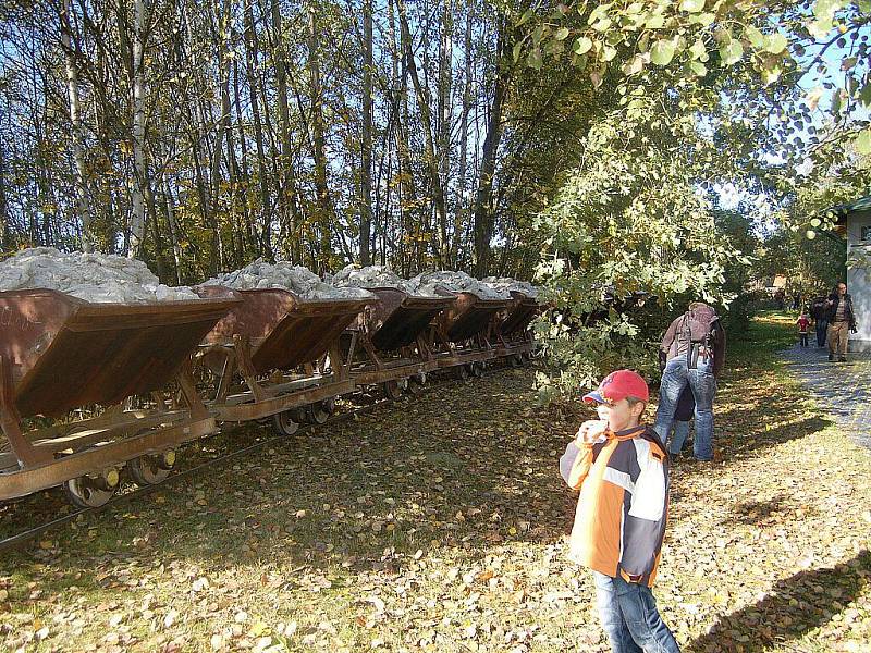 VERNISÁŽ VÝSTAVY úzkorozchodné dráhy na Skalensku přilákala do areálu v Kateřině u Dolního Drahova spoustu návštěvníků. 