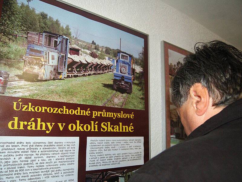 VERNISÁŽ VÝSTAVY úzkorozchodné dráhy na Skalensku přilákala do areálu v Kateřině u Dolního Drahova spoustu návštěvníků. 