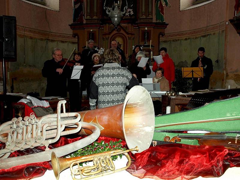 Tři hudební nástroje skrýval kostel Povýšení sv. Kříže v Novém Kostele. Podle místních si je tam pravděpodobně schovali hudebníci na začátku druhé světové války nebo během odsunu.
