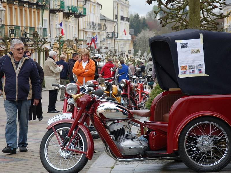 Nablýskané plechové miláčky předvedli majitelé historických automobilů a motocyklů ve Františkových Lázních.