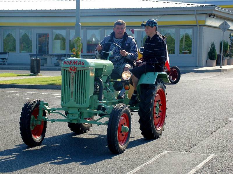 Historické traktory při zastávce v Pomezí nad Ohří při cestě na výstavu v Německu