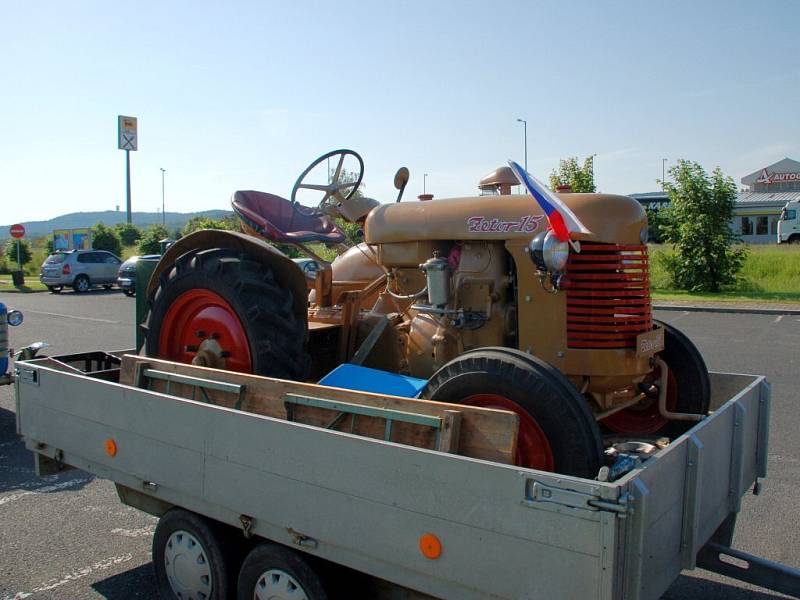 Historické traktory při zastávce v Pomezí nad Ohří při cestě na výstavu v Německu