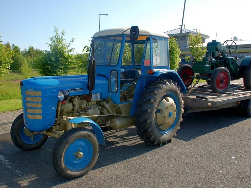 Historické traktory při zastávce v Pomezí nad Ohří při cestě na výstavu v Německu