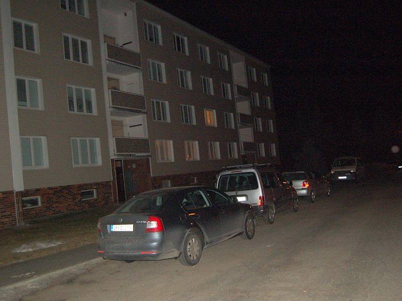 Tělo mrtvého muže středního věku objevili v Krátké ulici v Lázních Kynžvartu hasiči. Ti sem vyjeli na žádost Policie České republiky