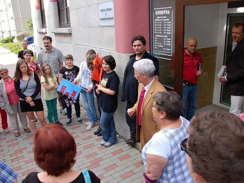 Na protestní akci proti zrušení ašského gymnázia před knihovnu v Aši dorazilo několik desítek lidí. 