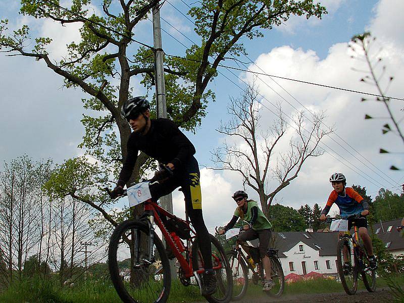 Bóžovo 44ka, přímé střetnutí bikerů a běžců v pětikilometrovém náročném závodě s velkým převýšením z Doubravy od minerálky (502 metrů nad mořem) na vrch Háj (758 metrů nad mořem), se odehrálo na Ašsku. 