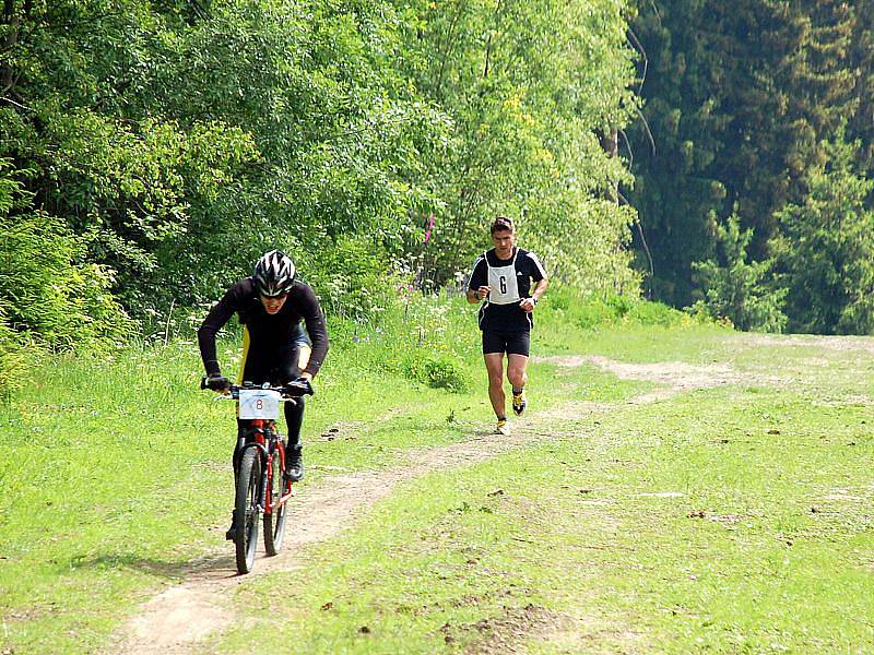 Bóžovo 44ka, přímé střetnutí bikerů a běžců v pětikilometrovém náročném závodě s velkým převýšením z Doubravy od minerálky (502 metrů nad mořem) na vrch Háj (758 metrů nad mořem), se odehrálo na Ašsku. 