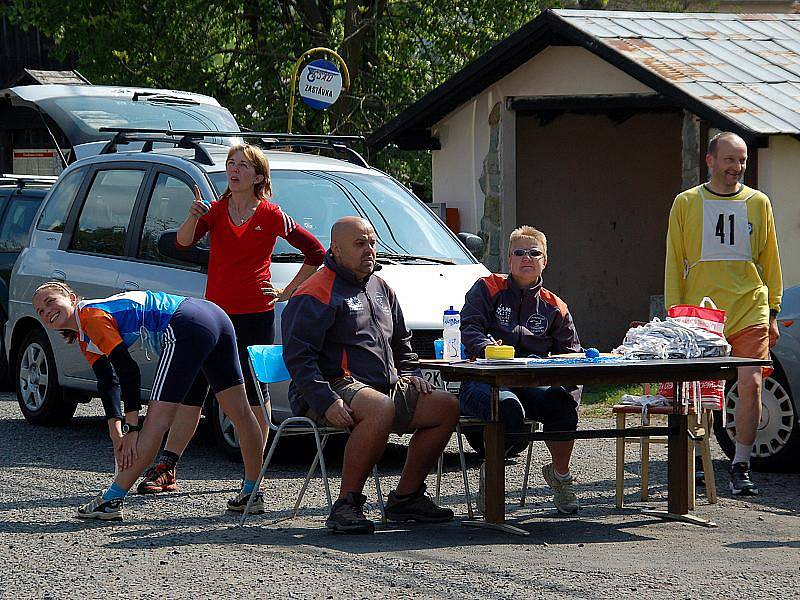 Bóžovo 44ka, přímé střetnutí bikerů a běžců v pětikilometrovém náročném závodě s velkým převýšením z Doubravy od minerálky (502 metrů nad mořem) na vrch Háj (758 metrů nad mořem), se odehrálo na Ašsku. 