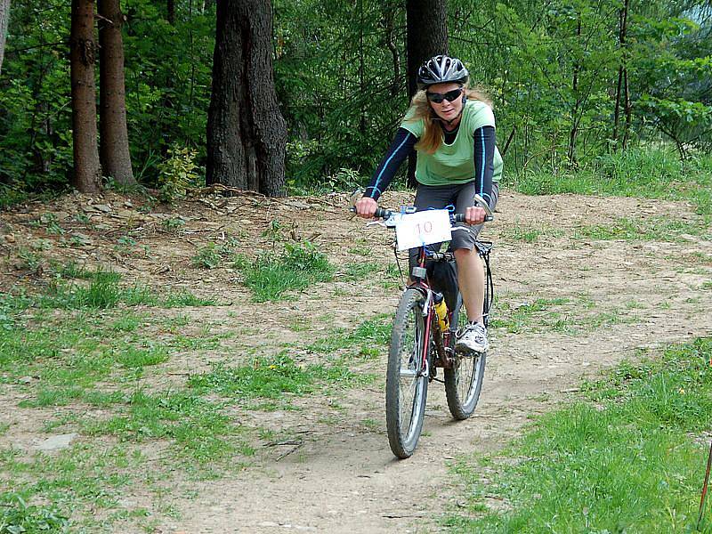 Bóžovo 44ka, přímé střetnutí bikerů a běžců v pětikilometrovém náročném závodě s velkým převýšením z Doubravy od minerálky (502 metrů nad mořem) na vrch Háj (758 metrů nad mořem), se odehrálo na Ašsku. 