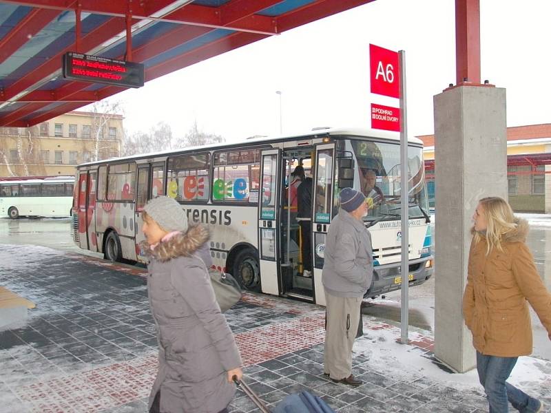 CESTUJÍCÍ NEJEN Z CHEBU si nemohou nový terminál vynachválit. Včera využili hned několika autobusových spojů. 